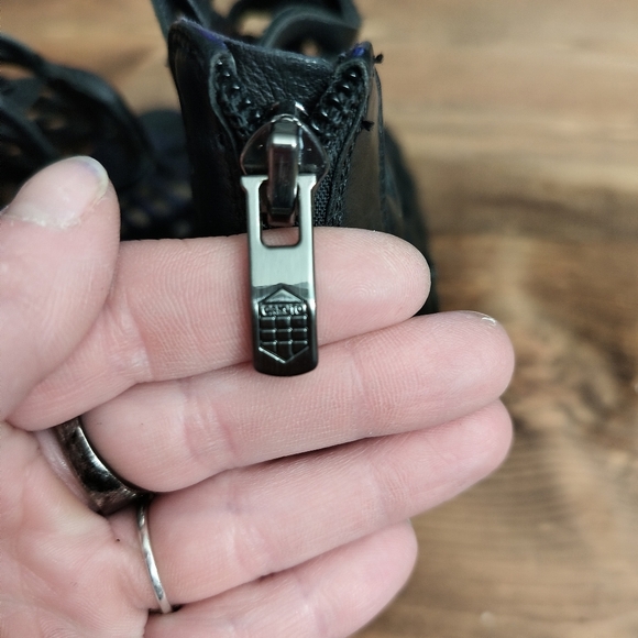 ***SOLD***Vince Camuto Fontanela Women Gladiator High Heels Black Leather Sz 8 - Picture 7 of 10